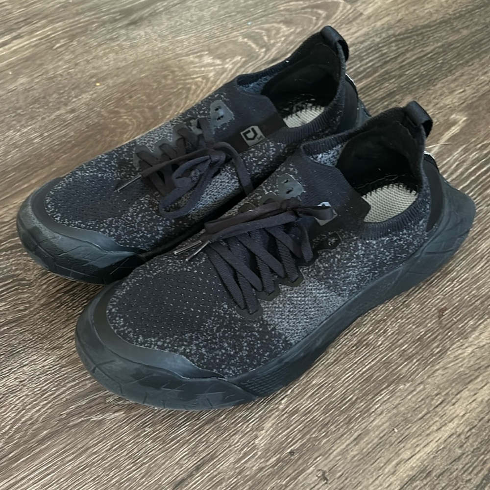 Deckers x lab mens black sneakers size 7.5 shoes